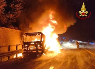 A1 Milano – Napoli: mezzo pesante in fiamme nel tratto compreso tra Valdarno e Arezzo direzione Roma