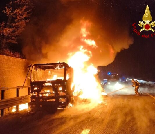 A1 Milano – Napoli: mezzo pesante in fiamme nel tratto compreso tra Valdarno e Arezzo direzione Roma