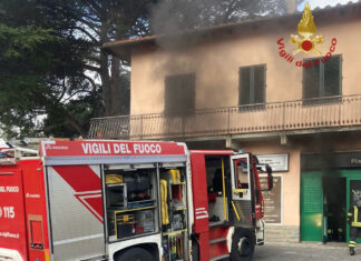 Prende fuoco attività commerciale a Montevarchi, l’intervento dei Vigili del Fuoco