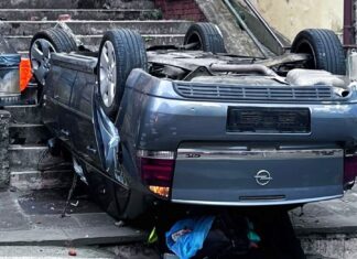 Ponticino, un’auto capitombola giù dalla scalinata vicino la gelateria di Pupo