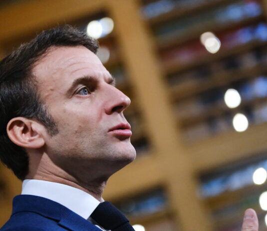 Macron fa catenaccio e “per il momento” conferma Attal primo ministro. Che succede ora in Francia?