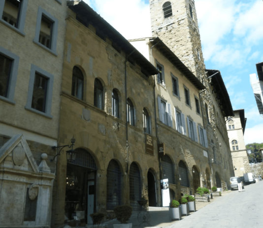 Visita alla mostra “Tornei di Toscana. La Giostra del Saracino, il Palio della Balestra e il Gioco del Ponte” e all’esposizione “Il medioevo nella matita di Ugo De Vargas”