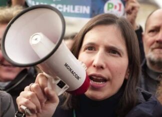 Il comitato SAVA sui binari di Arezzo con il Segretario del Pd Elly Schlein