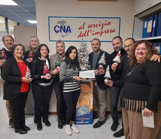 Il Natale 2024 di CNA Valtiberina: consegnato l’assegno di solidarietà a Casa di Rosa, centro per disabili di Sansepolcro che ha realizzato alberelli natalizi