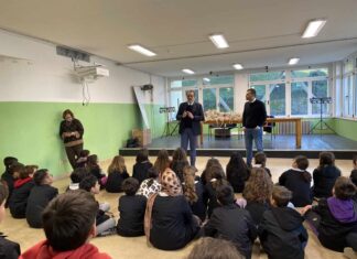 Sindaco e Nuove Acque consegnano le borracce metalliche ai bimbi delle elementari di Bibbiena