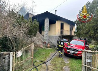 Incendio a Mercatale Valdarno, villetta inagibile: proprietario trasportato in ospedale