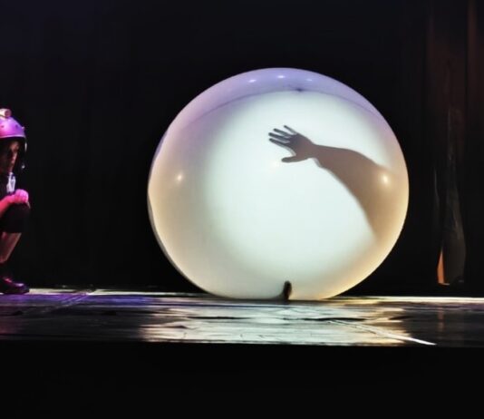 Domenica 6 aprile all’auditorium Le Fornaci lo spettacolo per bambini, Blu il colore della felicità