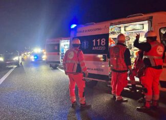 Incidente in A1 tra pullman, minivan e auto: sette feriti in ospedale