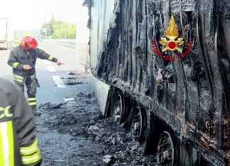 Incendio di un mezzo pesante sull’autostrada A1 a Reggello
