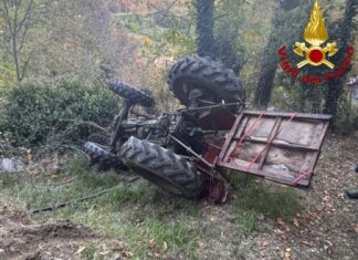 Trattore si ribalta a Loro Ciuffenna, conducente soccorso con Pegaso
