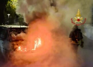 Auto prende fuoco a San Giovanni Valdarno, nessun ferito