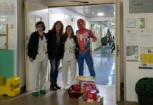 Spiderman in visita ai bambini ricoverati in pediatria alla Gruccia