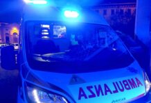 Moto finisce fuori strada, feriti due minorenni